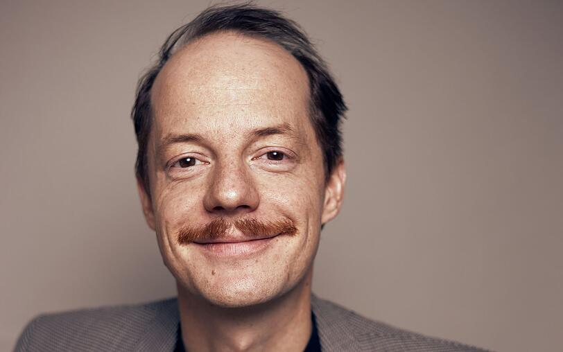 Merlin Sandmeyer ("Die Discounter") "spielt" neben weiteren Stars wie Jella Haase, Birgit Minichmayr und Verena Altenberger ein Hauptrollen-Schaf in der Serie "Sheep". Im Interview erklärt er das besondere Konzept der ZDF-Serie, in der Schafe wie Menschen handeln - und Menschen eher wie Schafe? Merlin Sandmeyer ("Die Discounter") "spielt" neben weiteren Stars wie Jella Haase, Birgit Minichmayr und Verena Altenberger ein Hauptrollen-Schaf in der Serie "Sheep". Im Interview erklärt er das besondere Konzept der ZDF-Serie, in der Schafe wie Menschen handeln - und Menschen eher wie Schafe?