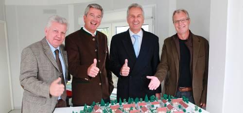 Präsentieren stolz das Modell ihres neuen Bauprojekt: die Geschäftsführer der Bouwfonds Büschl Objektgesellschaft mbH & Co. KG  Franz-Josef Lickteig und Ralf Büschl, Baierbrunns Bürgermeister Eugen Kramer und der Architekt Manfred Huber.