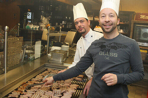 Als gelernter Bäcker hat DJ Bobo mehr Ahnung vom Weckla als von der Wurst. Röslein-Koch Nicola passt auf, dass nichts anbrennt.