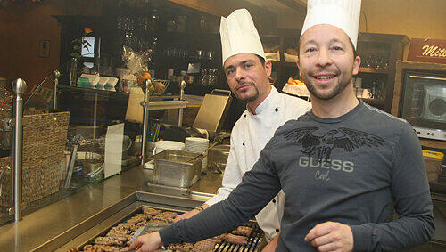 Als gelernter Bäcker hat DJ Bobo mehr Ahnung vom Weckla als von der Wurst. Röslein-Koch Nicola passt auf, dass nichts anbrennt. Als gelernter Bäcker hat DJ Bobo mehr Ahnung vom Weckla als von der Wurst. Röslein-Koch Nicola passt auf, dass nichts anbrennt.