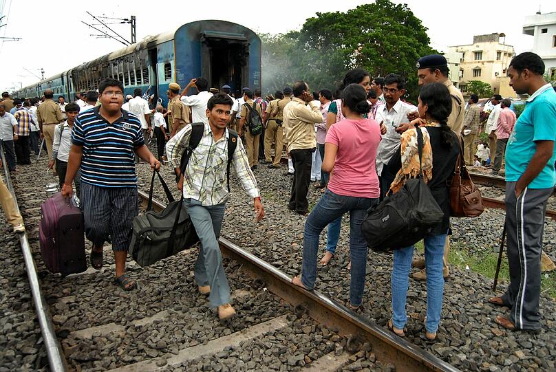 Vermutlich ein elektrischer Kurzschluss hat einen Waggon eines indischen Personenzuges in eine Flammenhölle
verwandelt, in der 47 Menschen umkamen. Das teilte ein Bahnsprecher im indischen Unionsland Andhra Pradesh mit. 28 Fahrgäste seien am Montag mit Verbrennungen in Krankenhäuser gebracht worden.
