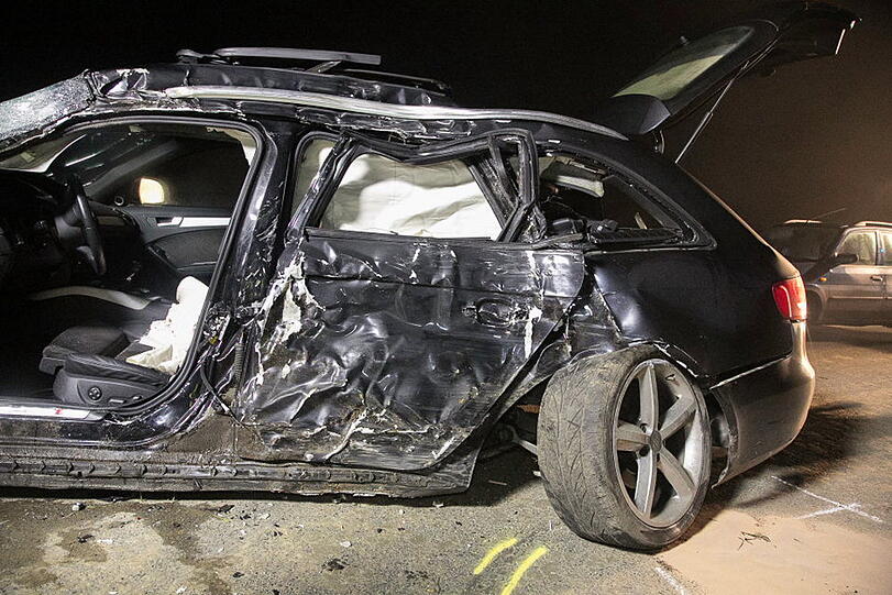 Bilder vom tragischen Unfall auf der Staatsstraße 2093 bei Offling/Altenmarkt.
