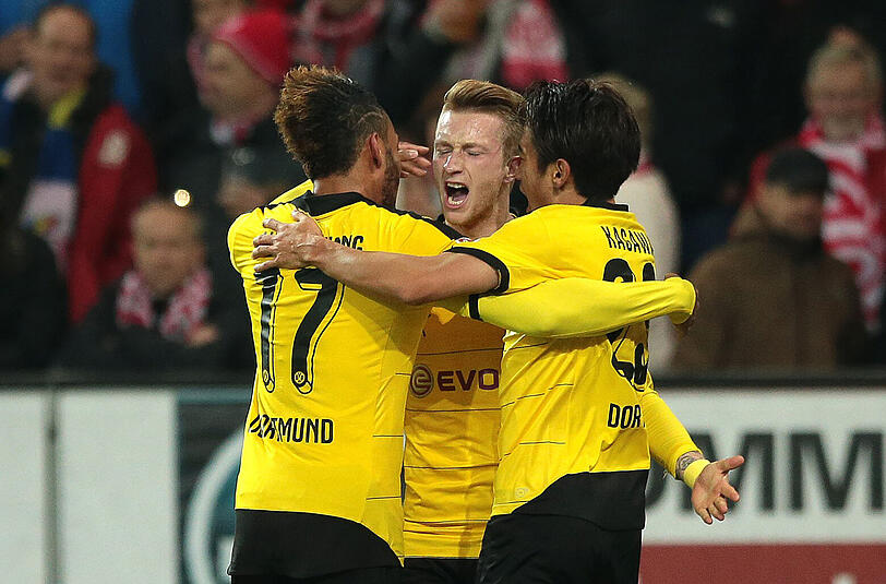 BVB-Profi Marco Reus (m.) bejubelt mit seinen Teamkollegen sein Tor zum zwischenzeitlichen 0:1.