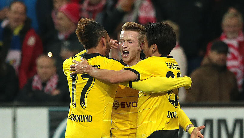 BVB-Profi Marco Reus (m.) bejubelt mit seinen Teamkollegen sein Tor zum zwischenzeitlichen 0:1. BVB-Profi Marco Reus (m.) bejubelt mit seinen Teamkollegen sein Tor zum zwischenzeitlichen 0:1.