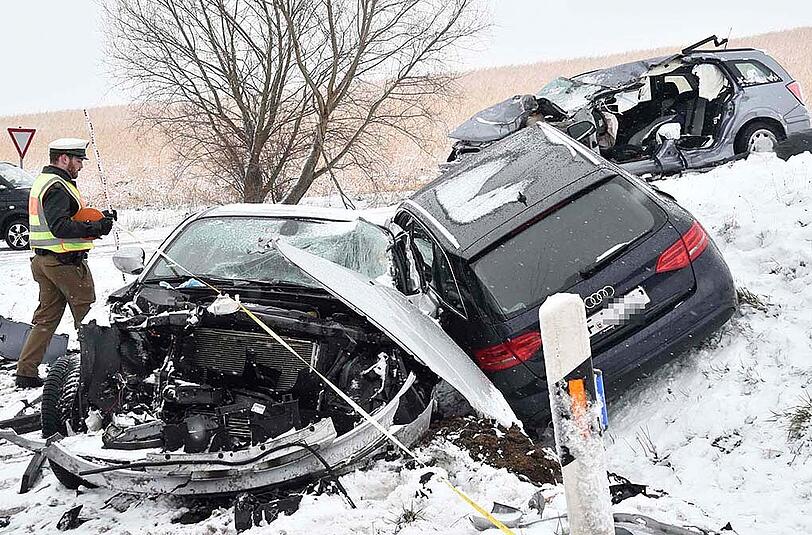 Bilder vom Verkehrsunfall in Dorfen, bei dem ein Autofahrer ums Leben kam. Nach einem Zusammenstoß mit einem Lkw starb der Mann noch am Unfallort.
