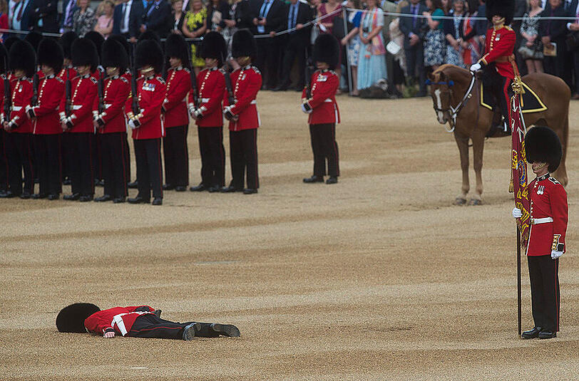 Mit einer farbenprächtigen Militärparade im Herzen Londons feiert Großbritannien den 90. Geburtstag von Königin Elizabeth II. Eine der Wachen verließen dabei die Kräfte - er kollabierte. Die Bilder...