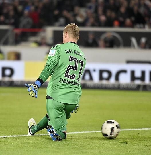 JAN ZIMMERMANN:  NOTE 3. Beim 0:1 aus kurzer Distanz getunnelt und chancenlos, danach mit mehreren guten Szenen. Mal ein misslungener Abschlag, aber unter dem Strich ein solider Auftritt.