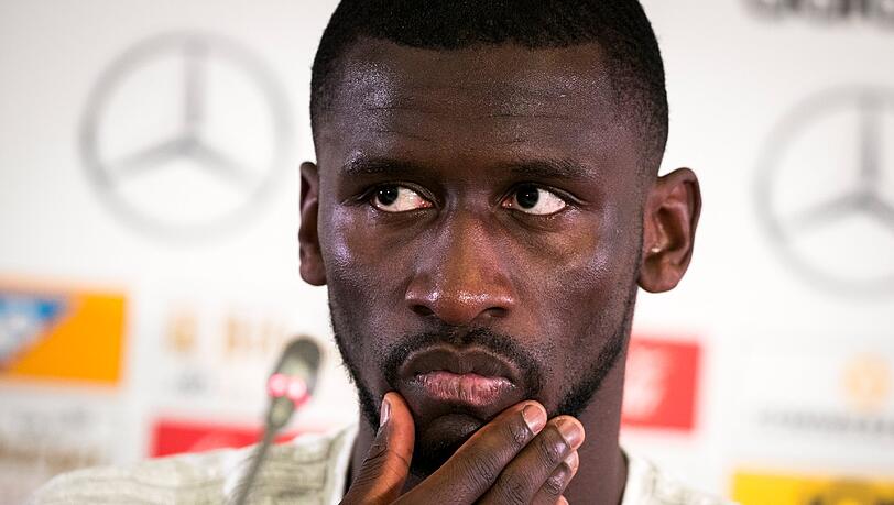 Vor dem Confed Cup hat sich DFB-Star Antonio Rüdiger gegen Rassismus in Fußballstadien ausgesprochen. Vor dem Confed Cup hat sich DFB-Star Antonio Rüdiger gegen Rassismus in Fußballstadien ausgesprochen.