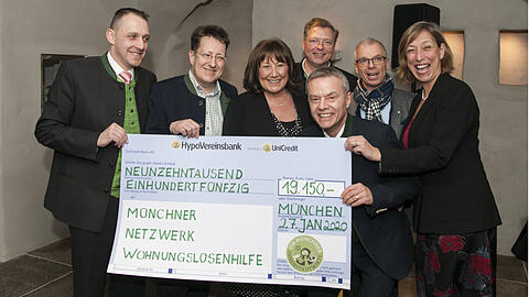 Scheckübergabe an das Münchner Netzwerk Wohnungslosenhilfe, für das die Innenstadtwirte stolze 19.150 Euro spenden: (v.l.) Alexander Egger (Wirt von den Münchner Stubn und Mitglied des Vorstands der Innenstadtwirte), Thomas Vollmer (Wirt der Augustiner Großgaststätten in der Fußgängerzone und Vorstandsmitglied), OB-Gattin Petra Reiter (Schirmherrin des Netzwerks Wohnungslosenhilfe, das den Spendenscheck erhält), (hinten:) Wolfgang Sperger (Wirt vom Hofbräuhaus und Vorstandsmitglied), Gregor Lemke (Wirt vom Augustiner Klosterwirt und Vorsitzender der Münchner Innenstadtwirte), Thomas König (Internationaler Bund, ein sozialer Vertreter im Münchner Netzwerk Wohnungslosenhilfe) und Julia Sterzer (AWO, die auch im Netzwerk Wohnungslosenhilfe vertreten ist).