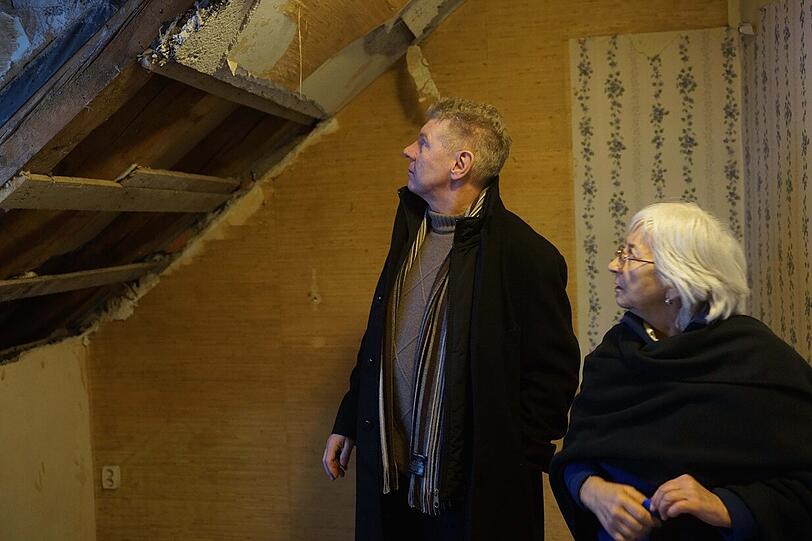 Dieter Reiter im Schlafzimmer von Stepka Wild. Mitte Dezember brach bei der 70-Jährigen die Decke ein.