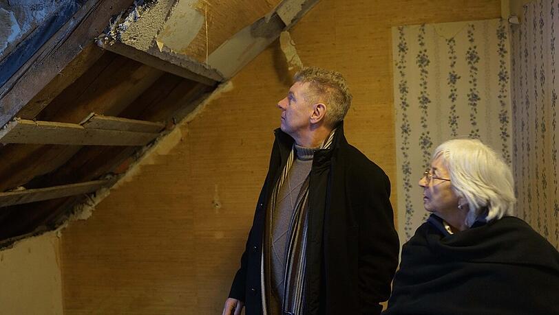 Dieter Reiter im Schlafzimmer von Stepka Wild. Mitte Dezember brach bei der 70-Jährigen die Decke ein. Dieter Reiter im Schlafzimmer von Stepka Wild. Mitte Dezember brach bei der 70-Jährigen die Decke ein.