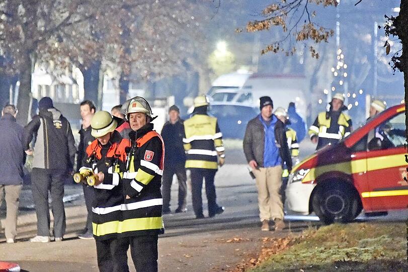 Mehrere Löschfahrzeuge waren vor Ort, um das heftige Feuer zu löschen.