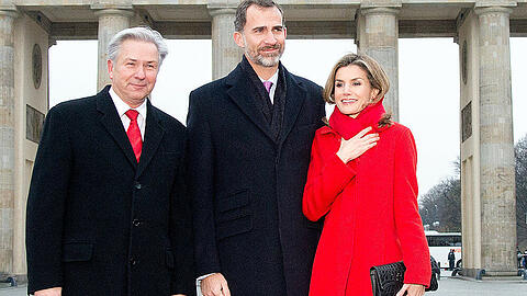 Klaus Wowereit mit dem spanischen Königspaar vor dem Brandenburger Tor. Weitere Bilder von Letizias und Felipes Berlin-Besuch in der Bilderstrecke.