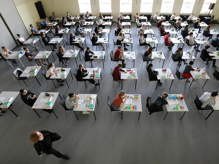 Abiturprüfung in einem Gymnasium in Rostock.