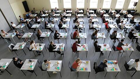 Abiturprüfung in einem Gymnasium in Rostock.