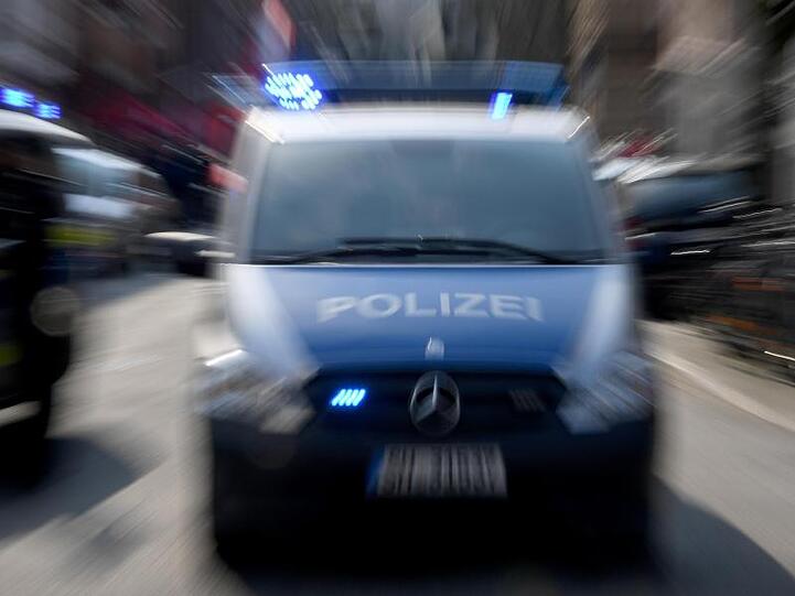 Ein Polizeiwagen mit eingeschaltetem Blaulicht. Foto: Carsten Rehder/Archiv