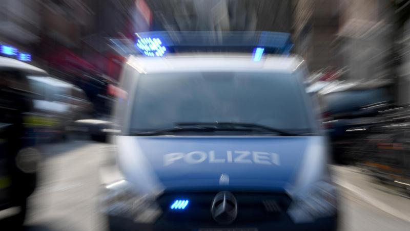 Ein Polizeiwagen mit eingeschaltetem Blaulicht. Foto: Carsten Rehder/Archiv Ein Polizeiwagen mit eingeschaltetem Blaulicht. Foto: Carsten Rehder/Archiv