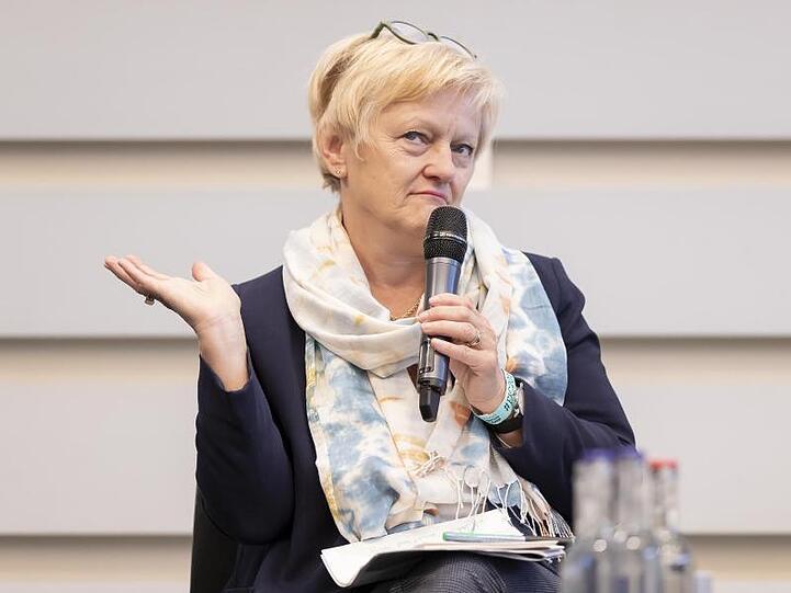 Renate Künast ist vor Gericht mit dem Versuch gescheitert, gegen Beschimpfungen wie "Geisteskranke" auf Facebook gegen sie vorzugehen.