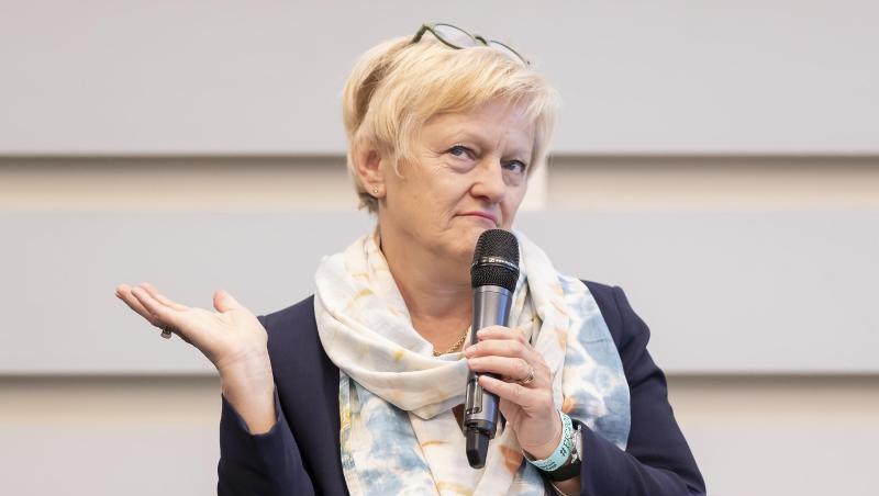 Renate Künast ist vor Gericht mit dem Versuch gescheitert, gegen Beschimpfungen wie "Geisteskranke" auf Facebook gegen sie vorzugehen. Renate Künast ist vor Gericht mit dem Versuch gescheitert, gegen Beschimpfungen wie "Geisteskranke" auf Facebook gegen sie vorzugehen.