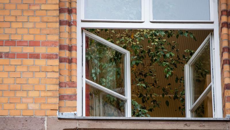 Ein Fenster an einer Grundschule ist zum Lüften geöffnet. Aerosolforscher empfehlen für geschlossene Räume häufiges Stoß- oder Querlüften.