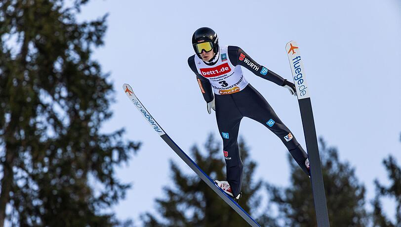 Der Deutsche Justin Lisso springt auf der Hochfirstschanze.
