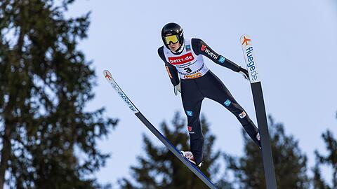 Der Deutsche Justin Lisso springt auf der Hochfirstschanze.