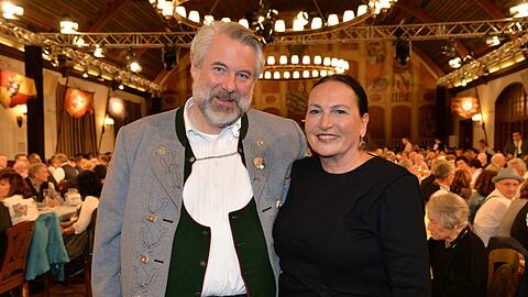 Zwei "Rosenheim Cops"-Stars, die sich kennen und schätzen: Dieter Fischer und Ursula Maria Burkhart bei der Aufzeichnung der "Brettl-Spitzen" im Festsaal vom Hofbräuhaus am Platzl.