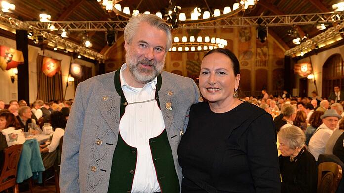 Zwei "Rosenheim Cops"-Stars, die sich kennen und schätzen: Dieter Fischer und Ursula Maria Burkhart bei der Aufzeichnung der "Brettl-Spitzen" im Festsaal vom Hofbräuhaus am Platzl.