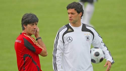 Am Donnerstag Abend trafen sie sich nicht am Trainingsplatz, sondern in der DFB-Zentrale: Bundestrainer Joachim Löw und Michael Ballack. Am Donnerstag Abend trafen sie sich nicht am Trainingsplatz, sondern in der DFB-Zentrale: Bundestrainer Joachim Löw und Michael Ballack.