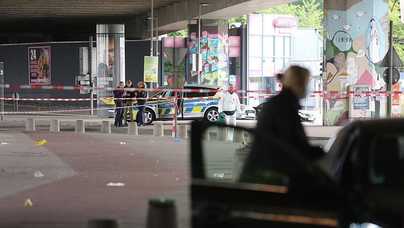 Die Polizei sichert in der Bielefelder Innenstadt Spuren. Hier soll ein Mann mehrere Menschen in der Nacht verletzt haben.