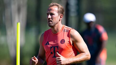 Harry Kane im Muskelshirt beim Training in der brennenden Vormittagssonne.