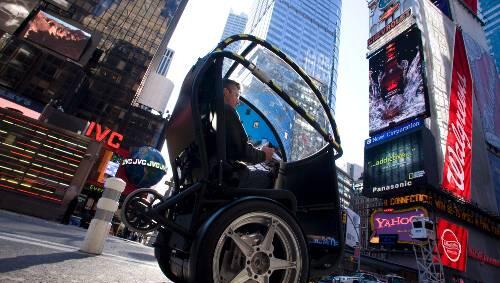 Witziges Wägelchen: der Segway Puma düst über den Times Square in New York. Witziges Wägelchen: der Segway Puma düst über den Times Square in New York.