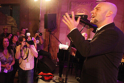 &bdquo;Der Graf&ldquo; ganz intim mit 70 Zuhörern: das Privat-Konzert von &bdquo;Unheilig&ldquo; im Nürnberger Grand Hotel.