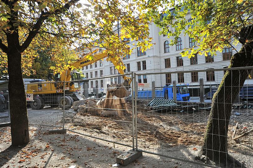Die letzten Sonnenstrahlen bleiben von Biergartenlustigen ungenutzt. Dafür rollt der Bagger &ndash; im März soll alles fertig sein.