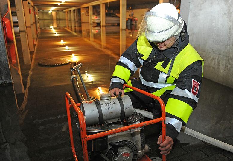 Schweres Unwetter in der Nacht zum Freitag in München: Es entstand ein Millionenschaden. Die Bilder von den Feuerwehreinsätzen