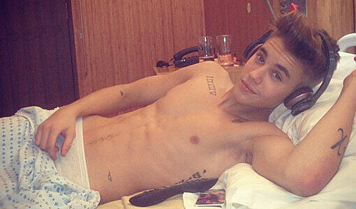 Das Schlimmste scheint überstanden: &bdquo;Es geht aufwärts&rdquo;, postete Bieber via Instagram, inklusive Oben-ohne-Foto aus dem Krankenhaus.