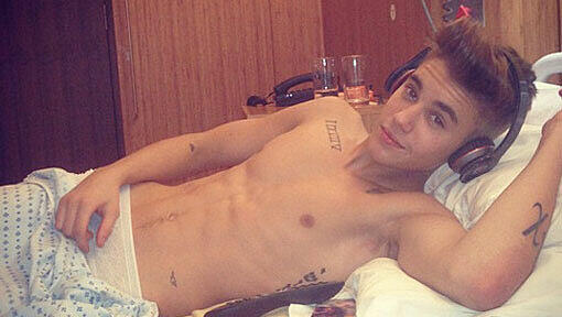 Das Schlimmste scheint überstanden: „Es geht aufwärts”, postete Bieber via Instagram, inklusive Oben-ohne-Foto aus dem Krankenhaus. Das Schlimmste scheint überstanden: „Es geht aufwärts”, postete Bieber via Instagram, inklusive Oben-ohne-Foto aus dem Krankenhaus.
