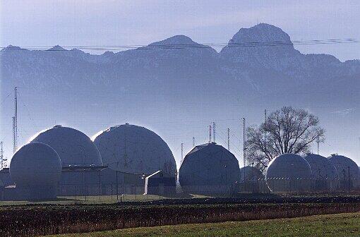 Abhörstation vor Alpenpanorama: Die Radarkugeln in Bad Aibling.