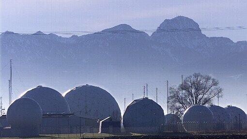 Abhörstation vor Alpenpanorama: Die Radarkugeln in Bad Aibling. Abhörstation vor Alpenpanorama: Die Radarkugeln in Bad Aibling.