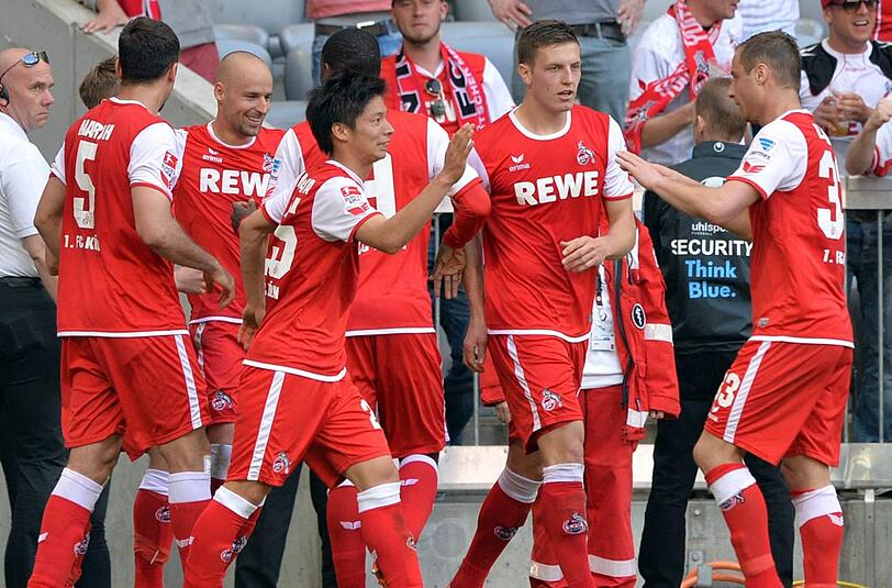 Jubelnde Kölner in München - das 1:0 bringt den FC der Rückkehr ins Oberhaus einen Schritt näher.