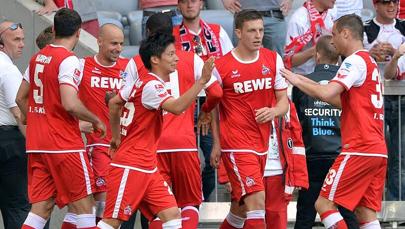 Jubelnde Kölner in München - das 1:0 bringt den FC der Rückkehr ins Oberhaus einen Schritt näher. Jubelnde Kölner in München - das 1:0 bringt den FC der Rückkehr ins Oberhaus einen Schritt näher.