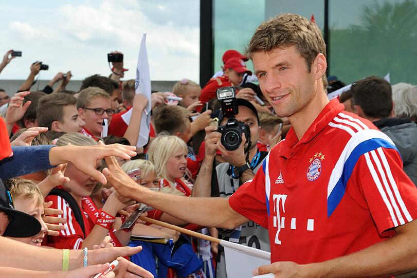 Die Bayern-Stars mit ihren neuen Dienstwagen.