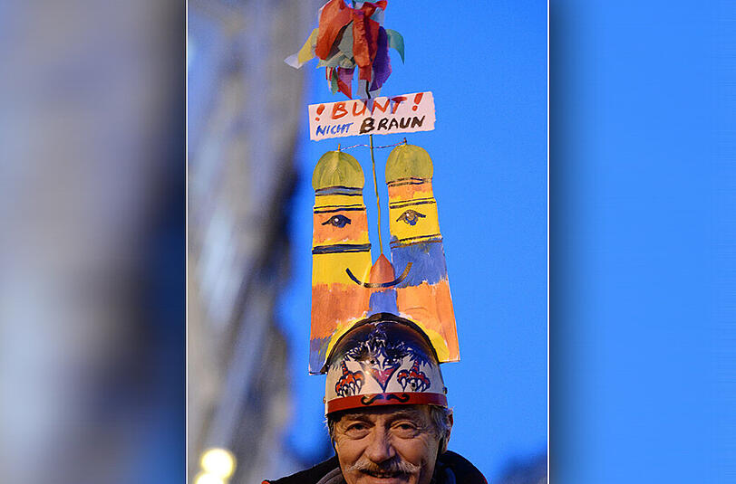 Ein echter Münchener Pluralist mit passendem Kopfschmuck auf einer Anti-Bagida-Demo am Sendlinger-Tor-Platz Anfang Januar.