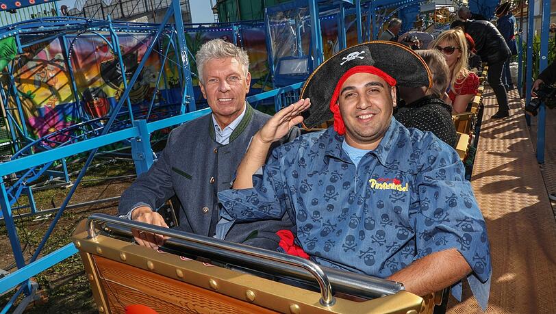 Wie bei den Großen geht&rsquo;s in dieser kleinen Achterbahn auf 105 Metern und zwei Etagen zu: Auf und nieder, der Wagen legt sich in die Kurven und wer sich traut, der reißt die Hände hoch, wenn der Piratenzug gerade runter fährt: Kinzlers Pirateninsel ist ein Family Coaster, den Kinder ab 4 Jahren in Begleitung und ab sechs Jahren allein fahren dürfen. (Fahrpreis: Jeder 3,50 Euro).