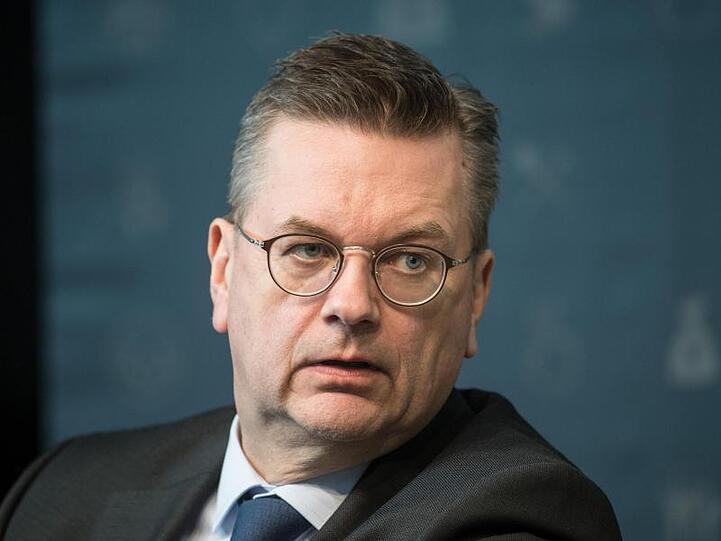 Reinhard Grindel steht wegen zusätzlicher Einkünfte in der Kritik.