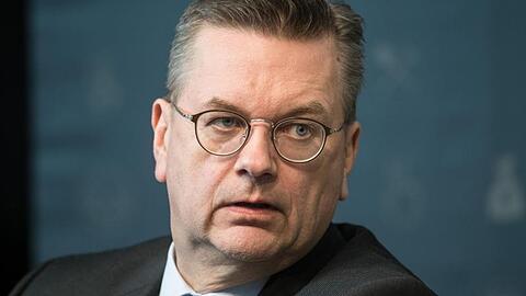 Reinhard Grindel steht wegen zusätzlicher Einkünfte in der Kritik.