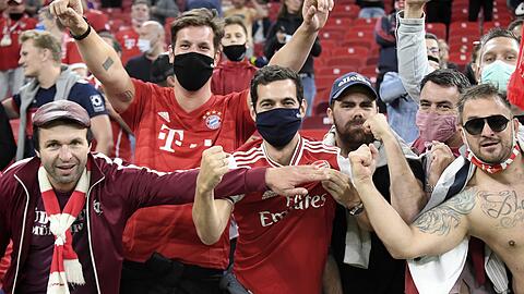 Bayern-Fans jubeln nach dem Supercup-Sieg im Stadion von Budapest.