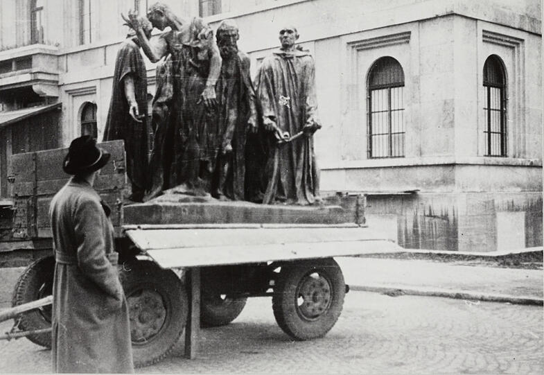 Raubkunst vor dem Central Collecting Point of Art - hier Rodins "Bürger von Calais" vor dem ehemaligen Verwaltungssitz der NSDAP.