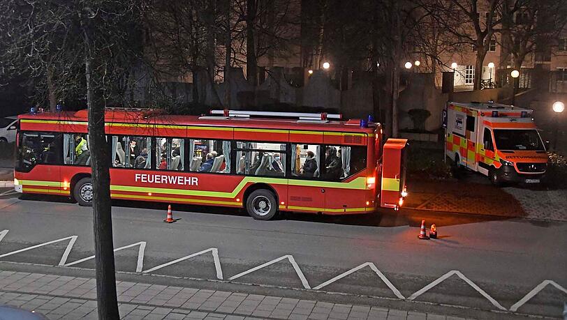 Die Bewohner des Wohnblocks wurden evakuiert und in einem Groß-Rettungswagen der Feuerwehr untergebracht. Die Bewohner des Wohnblocks wurden evakuiert und in einem Groß-Rettungswagen der Feuerwehr untergebracht.