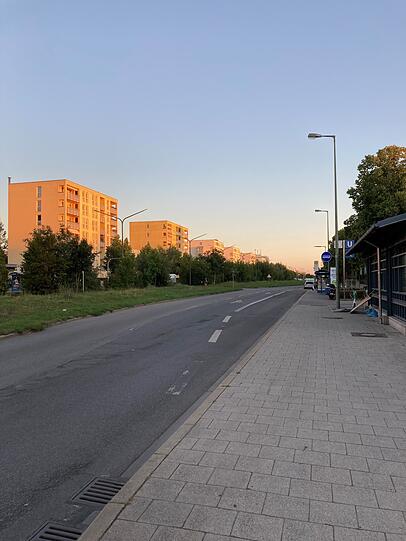 Abendstimmung mit Wohnblöcken: Das Hasenbergl gilt als "Arrival City" in München.